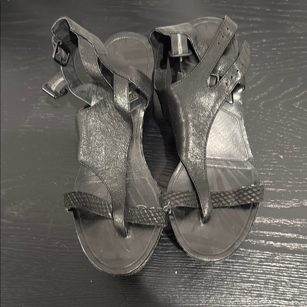 Matiko Black Minimalist Sandals